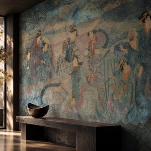 Może przedstawiać: Duży mural ścienny przedstawiający wyblakłą ilustrację w stylu vintage, ukazującą wiele postaci w tradycyjnych wzorzystych szatach na niebiesko-beżowym tle. Przed muralem stoi ciemna, prostokątna drewniana ławka z ciemną misą.