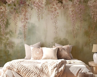 Può includere: Un murale con un dipinto in stile acquerello di fiori di glicine rosa pendenti e fogliame verde tenue. Il murale funge da sfondo per un letto con una coperta in maglia grossa, diversi cuscini decorativi e una lampada da comodino su un tavolo.