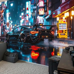 Puede incluir: Una moderna configuración de oficina en casa con una silla de juego, dos monitores y un escritorio de ordenador. Un gran mural representa un coche deportivo negro en un paisaje urbano iluminado con neón. La habitación tiene una ventana con persianas y una alfombra beige.