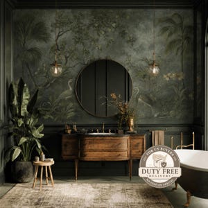Puede incluir: Un interior de baño con una pared verde oscuro con un mural de árboles y aves, un espejo redondo, un mueble de lavabo de madera, una bañera blanca, una planta en maceta sobre un taburete de madera y dos lámparas colgantes sobre el lavabo.