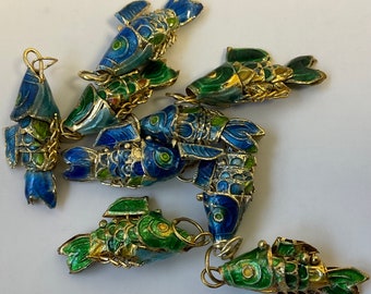 Colgante con dije de pez doble de carpa cloisonné de color brillante (1 pulgada) azul/verde, 2 piezas