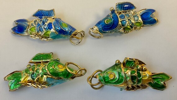 鮮やかな色の七宝焼き（1インチ）鯉ダブルフィッシュチャーム