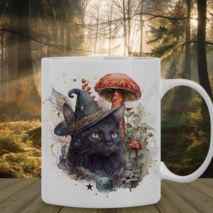 Può includere: Tazza in ceramica bianca con un design di un gatto nero con cappello da strega, funghi ed elementi della foresta. La tazza ha un manico ed è ambientata su uno sfondo sfocato della foresta. Il design ha un tema magico e stravagante.