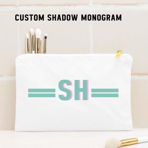 Borsa cosmetica con monogramma Shadow personalizzato, astuccio per il trucco personalizzato, borsa da viaggio per articoli da toeletta, regalo per damigelle d'onore, grazioso organizer per accessori, borsa in cotone