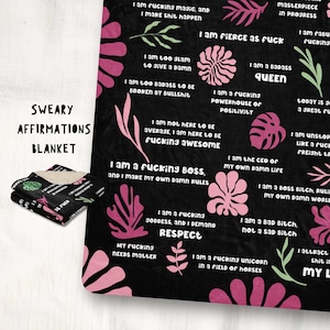 Manta con afirmaciones juramentadas, manta divertida para sofá con palabrotas, cubrecama con frases sobre salud mental, cubrecama con citas diarias, recordatorio diario rudo, regalo de amor propio