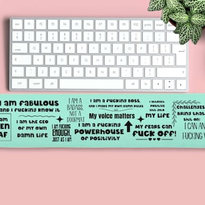 Tastatur Handgelenkauflage schwörend Affirmationen, ästhetischer Schreibtisch, lustiges Home Office, Großraum-Dekor, Geschenke für Frauen, die alles haben