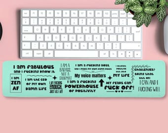 Tastatur Handgelenkauflage schwörend Affirmationen, ästhetischer Schreibtisch, lustiges Home Office, Großraum-Dekor, Geschenke für Frauen, die alles haben