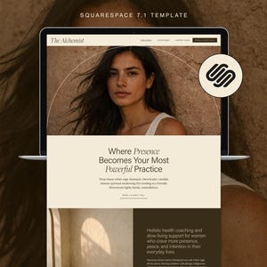 Puede incluir: Una computadora portátil muestra un diseño de sitio web con el título "The Alchemist" y el texto "Where Presence Becomes Your Most Powerful Practice". El sitio web presenta una foto de una mujer y un logotipo. El fondo es de un tono cálido y terroso.