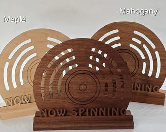 Premium-Schallplattenständer aus Holz mit der Aufschrift „Jetzt dreht sich/Jetzt spielt“ – das perfekte Geschenk für Audiophile
