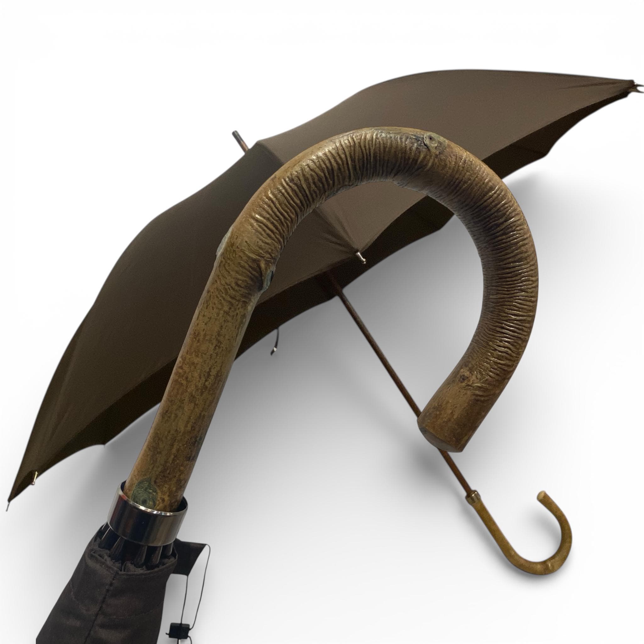 Classic men's umbrella with olive wood handle and 10 carbon fiber ribs. Handcrafted by Domizio umbrellas. Made in Italy.