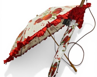 Parasol 100% coton avec poignée en rotin de Malacca et bandoulière en cuir, fabriqué artisanalement par Domizio Umbrellas depuis 1989.