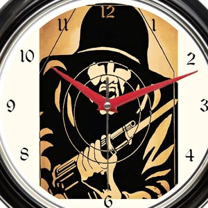 Puede incluir: Reloj de pared redondo negro con una ilustración estilizada de una figura sosteniendo un arma, con un objetivo superpuesto. La esfera del reloj es de color crema con números negros y manecillas rojas.