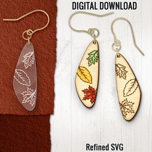 Peut inclure: Boucles d'oreilles en forme de feuilles. Une boucle d'oreille est marron transparent avec des contours de feuilles blancs. Les deux autres sont en bois clair avec des feuilles colorées. Le texte "DIGITAL DOWNLOAD" et "Refined SVG" sont visibles.