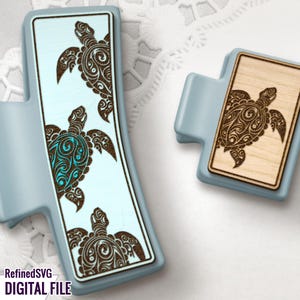 Könnte beinhalten: Drei lasergeschnittene Holz-Schildkröten-Designs mit komplizierten, wirbelnden Mustern. Die Schildkröten befinden sich auf einem hellblauen Hintergrund. Der Text "RefinedSVG DIGITAL FILE" befindet sich am unteren Rand des Bildes.