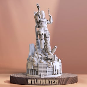 Puede incluir: Un modelo impreso en 3D blanco del personaje de Star Wars, Boba Fett, de pie sobre una plataforma con una base detallada. El modelo sostiene un rifle bláster en una mano y una pistola en la otra. La base está decorada con varios detalles, incluyendo un lanzacohetes, un efecto de humo y una placa con el texto "STLMASTER".
