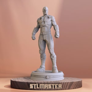 Peut inclure: Une figurine en plastique gris imprimée en 3D représentant un super-héros portant un casque et une armure. La figurine est debout sur une base ronde avec un motif d'étoile et le texte "STLMASTER" imprimé sur la base.