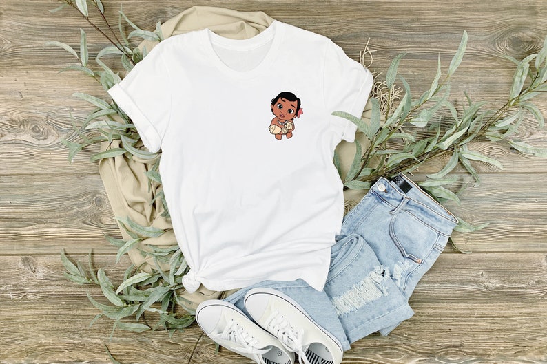Söt Vaiana-t-shirt för babyn, Disney-tröja med fickdesign, fin Vaiana-t-shirt, Disneyland-tröjor, herr-t-shirt, kvinna-t-shirt, semester, presentoutfit bild 1