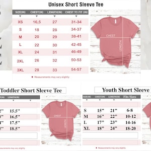 Pu&ograve; includere: Tabella delle taglie per t-shirt a maniche corte unisex, per bambini piccoli e per ragazzi. La tabella mostra le misure del torace e della lunghezza in pollici. La tabella include anche una conversione di taglie per le taglie dei ragazzi.