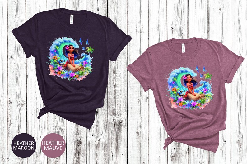 Peut inclure: Deux t-shirts avec un motif aquarelle d'un personnage de dessin anim&eacute; sur une vague. Le personnage a de longs cheveux bruns et porte une fleur derri&egrave;re l'oreille. Le motif comprend des couleurs bleues et vertes. Les t-shirts sont disponibles en marron chin&eacute; et mauve chin&eacute;.