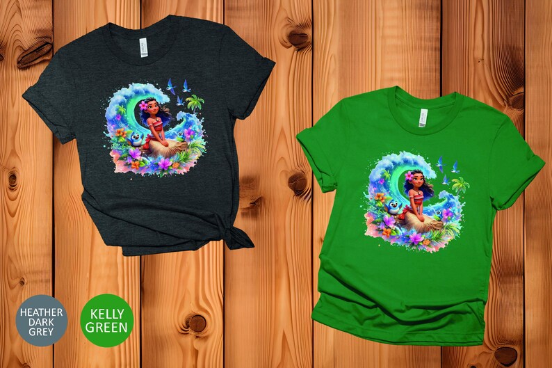 Peut inclure: Deux t-shirts avec un motif color&eacute; d'un personnage de dessin anim&eacute; sur une vague. Le personnage a de longs cheveux bruns et porte un haut rouge. Les t-shirts sont disponibles en gris fonc&eacute; chin&eacute; et vert kelly.