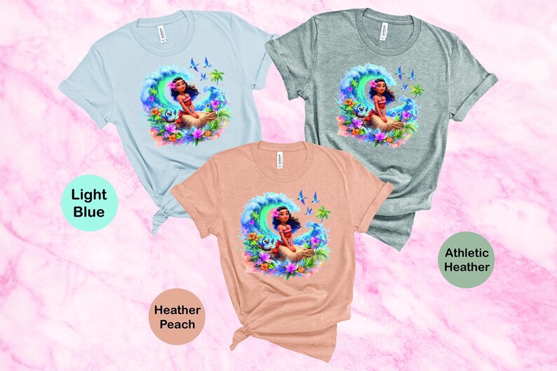 Peut inclure: Trois t-shirts avec un motif color&eacute; d'un personnage de dessin anim&eacute; sur une vague. Les t-shirts sont en bleu clair, p&ecirc;che chin&eacute; et gris chin&eacute;.