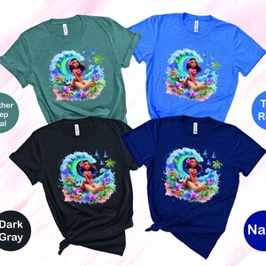 Peut inclure: Quatre t-shirts avec un imprim&eacute; graphique d'un personnage de dessin anim&eacute; sur une vague. Les t-shirts sont de couleur bleu sarcelle fonc&eacute; chin&eacute;, gris fonc&eacute;, bleu roi et marine.