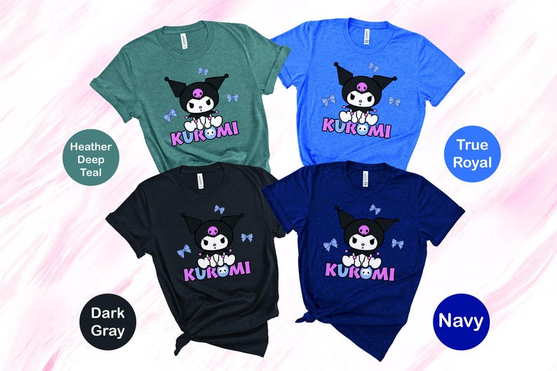 Puede incluir: Cuatro camisetas de manga corta en verde azulado, azul, gris oscuro y azul marino. Cada camiseta presenta un personaje de dibujos animados con cabeza negra, cuerpo blanco y la palabra "KUROMI" en rosa y morado. Las camisetas se muestran sobre un fondo blanco.