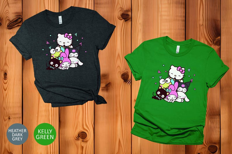 Pu&ograve; includere: Due t-shirt con una stampa grafica di Hello Kitty e i suoi amici. La t-shirt a sinistra &egrave; grigio scuro melange e la t-shirt a destra &egrave; verde Kelly.