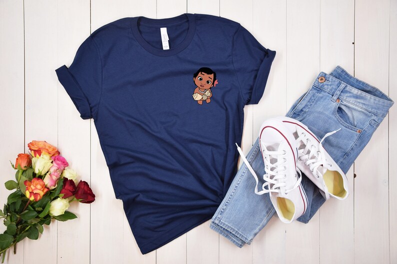 Söt Vaiana-t-shirt för babyn, Disney-tröja med fickdesign, fin Vaiana-t-shirt, Disneyland-tröjor, herr-t-shirt, kvinna-t-shirt, semester, presentoutfit bild 6