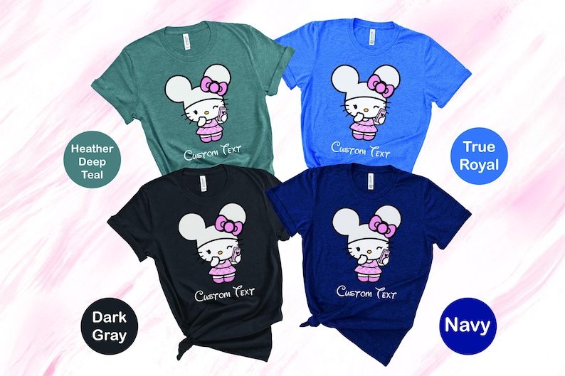 Pu&ograve; includere: Quattro magliette a maniche corte in verde acqua, blu, nero e blu navy. Ogni maglietta presenta un personaggio dei cartoni animati con testa bianca, fiocco rosa e vestito rosa, che tiene in mano un telefono. Il testo "Custom Text" &egrave; sotto.