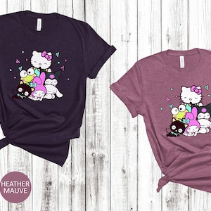 Pu&ograve; includere: Due t-shirt con una stampa grafica di un personaggio dei cartoni animati con un fiocco rosa e altri personaggi dei cartoni animati. La t-shirt a sinistra &egrave; color marrone melange e la t-shirt a destra &egrave; color malva melange.
