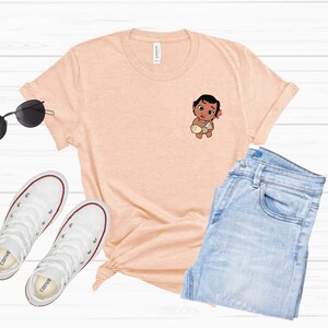 Söt Vaiana-t-shirt för babyn, Disney-tröja med fickdesign, fin Vaiana-t-shirt, Disneyland-tröjor, herr-t-shirt, kvinna-t-shirt, semester, presentoutfit bild 4