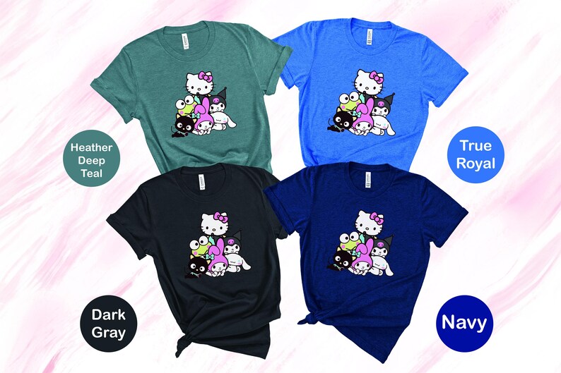 K&ouml;nnte beinhalten: Vier T-Shirts mit einem Cartoon-Bild von Hello Kitty und ihren Freunden. Die T-Shirts sind in den Farben Hellblau, Dunkelblau, Dunkelgrau und Marine erh&auml;ltlich.