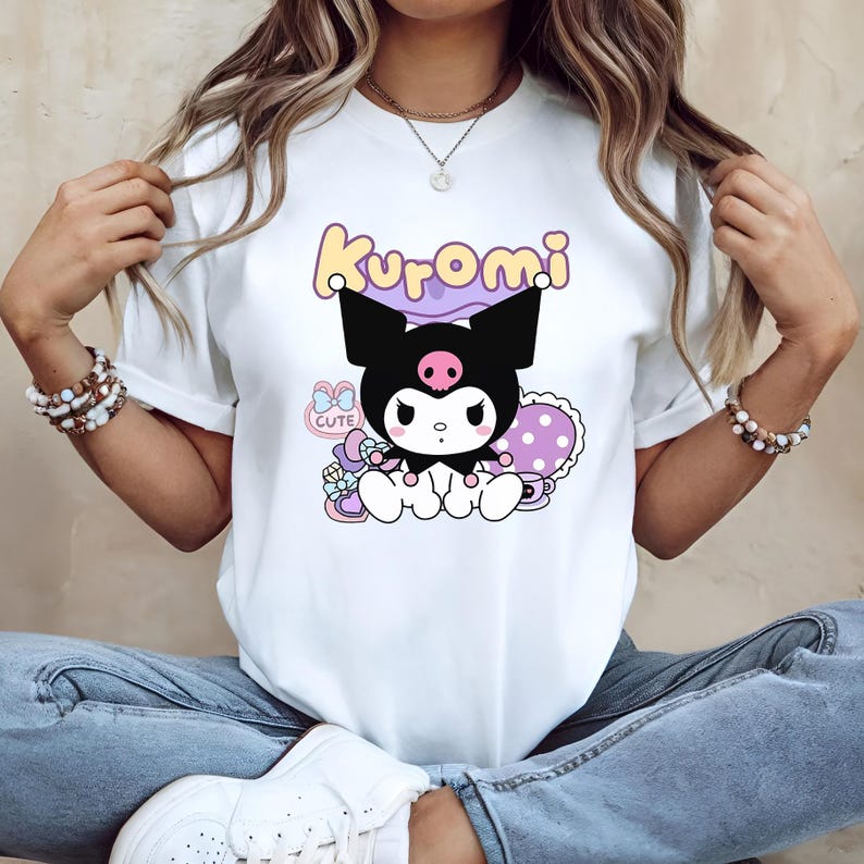 Kuromi Coquette T-shirt, Kawaii Hello Kitty Matchande Familjet-t-shirt, Semestervibbar, Magiska Tecknade Gåvor, Unisex Outfit, Present till Flickor bild 1