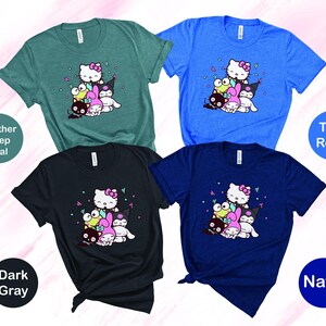 Pu&ograve; includere: Quattro t-shirt con una stampa grafica di Hello Kitty e i suoi amici. Le t-shirt sono disponibili nei colori blu scuro melange, blu reale, grigio scuro e blu navy.