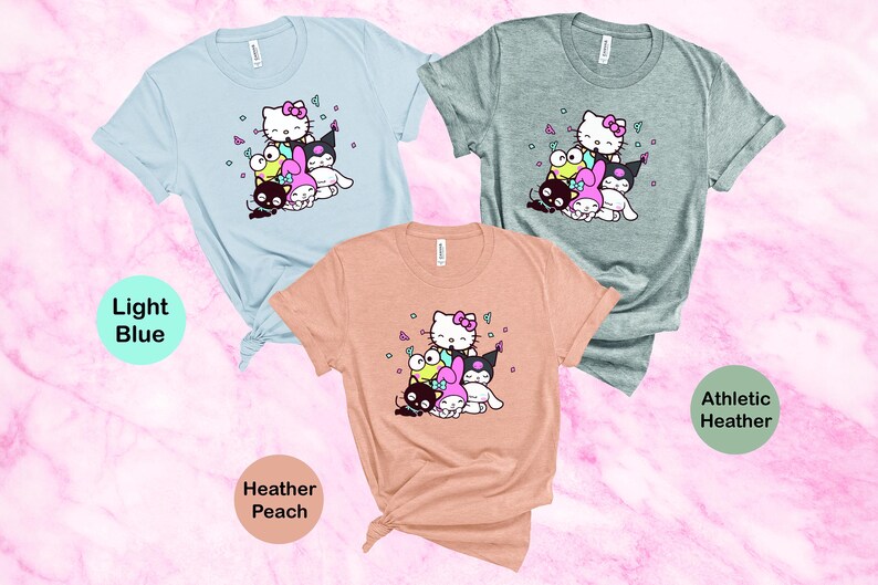 Pu&ograve; includere: Tre magliette con una stampa grafica di Hello Kitty e i suoi amici. Le magliette sono in azzurro chiaro, pesca melange e grigio melange.