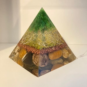 Pyramid made of resin and natural stone, epoxy resin triangle, pyramid lamp made of resin, table - desk - bedside table - lamp, decorative pyramid