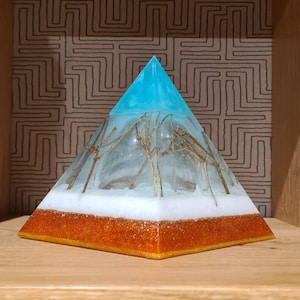 Pyramid in resin and wood epoxy triangle, lamp in resin pyramid, table - desk - bedside table - lamp, pyramid decoration