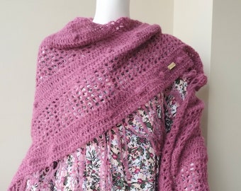 Châle bohème fait main léger en alpaga au crochet avec franges. Châle en alpaga au crochet avec franges. Wrap fait main bohème chiné.