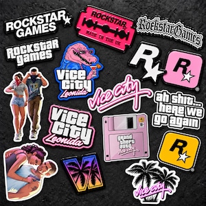 Op de afbeelding: Een verzameling stickers met Rockstar Games en Grand Theft Auto Vice City thema's, waaronder logo's, een roze scheermesje, een roze diskette, palmbomen, karakterillustraties en tekst zoals "ah shit... here we go again" en "Vice City".
