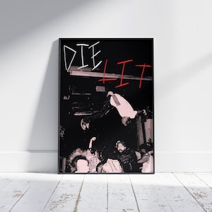 Puede incluir: Póster en blanco y negro con las palabras "DIE LIT" en rojo y blanco. El póster presenta a un grupo de personas en un entorno oscuro.
