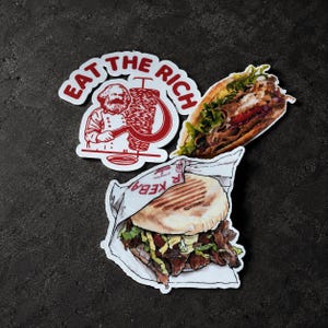 Op de afbeelding: Drie stickers met een rood-witte afbeelding van een persoon naast een verticale kebabspies met de tekst EAT THE RICH, een realistische afbeelding van een doorgesneden kebab-sandwich en een tekening van een in papier gewikkelde kebab-sandwich.