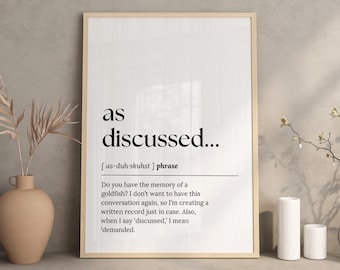 Puede incluir: Una impresión de arte de pared imprimible en blanco y negro con el texto "as discussed..." y una definición de la frase. La definición es "[as-duh-skuhst] phrase ¿Tienes la memoria de un pez dorado? No quiero tener esta conversación de nuevo, así que estoy creando un registro escrito por si acaso. Además, cuando digo 'discutido', quiero decir 'exigido'."