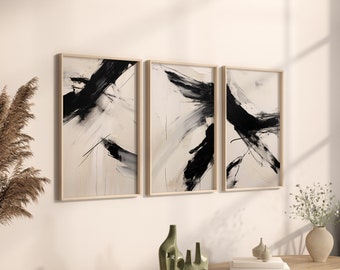 Peut inclure: Trois peintures abstraites en noir et blanc sur fond beige clair. Les peintures sont encadrées dans un cadre en bois clair et sont accrochées à un mur blanc.