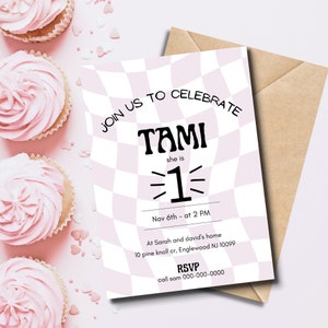 Um convite de bebê feliz, cartão de aniversário retrô quadriculado, modelo de convite de aniversário de meninas, editável, download instantâneo, lavanda