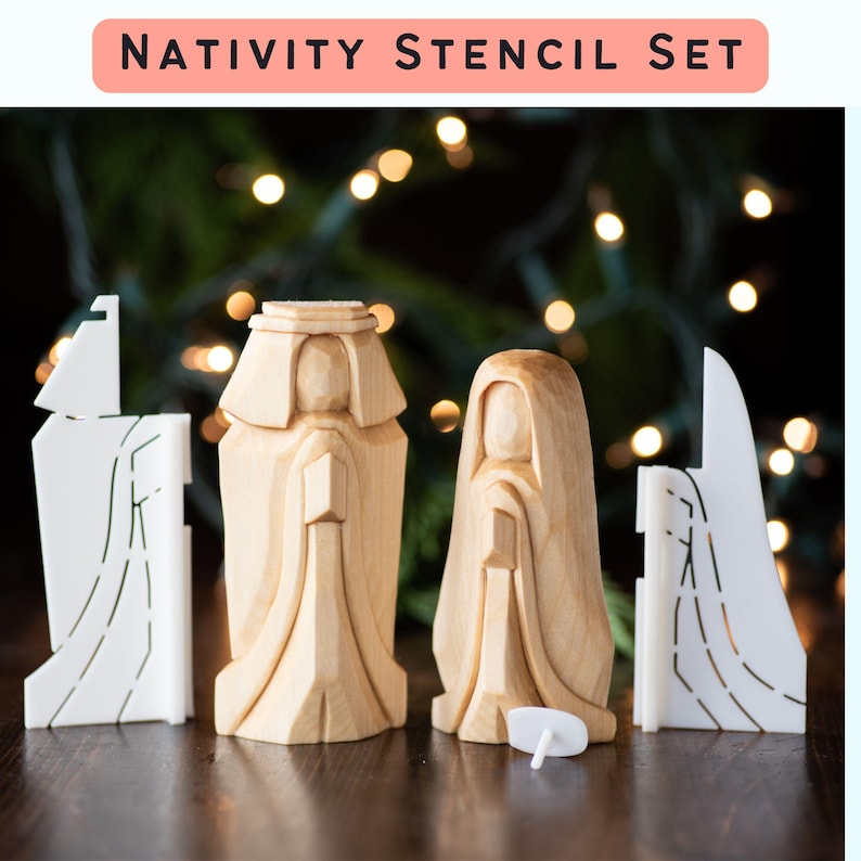 K&ouml;nnte beinhalten: Ein Satz Holz-Krippe-Schablonen zum Basteln. Die Schablonen sind wei&szlig; und haben ein schlichtes, geometrisches Design. Das Set enth&auml;lt drei Figuren: Maria, Josef und das Jesuskind. Die Schablonen liegen auf einem Holztisch mit einem verschwommenen Hintergrund aus Weihnachtslichtern.