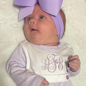 Baby girl coming home outfit, monogrammed footie romper, Personalized Baby gift, Monogrammed sleeper, newborn picture bib front lilac