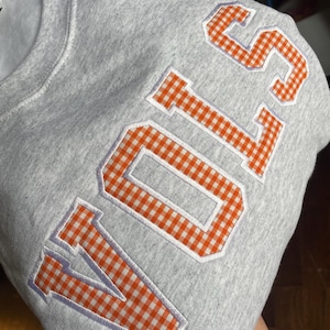 カスタムギンガムアップリケスウェットシャツ • パーソナライズされた名前クルーネック • 快適な刺繍スウェットシャツ • カスタムギフト • フリースプルオーバー