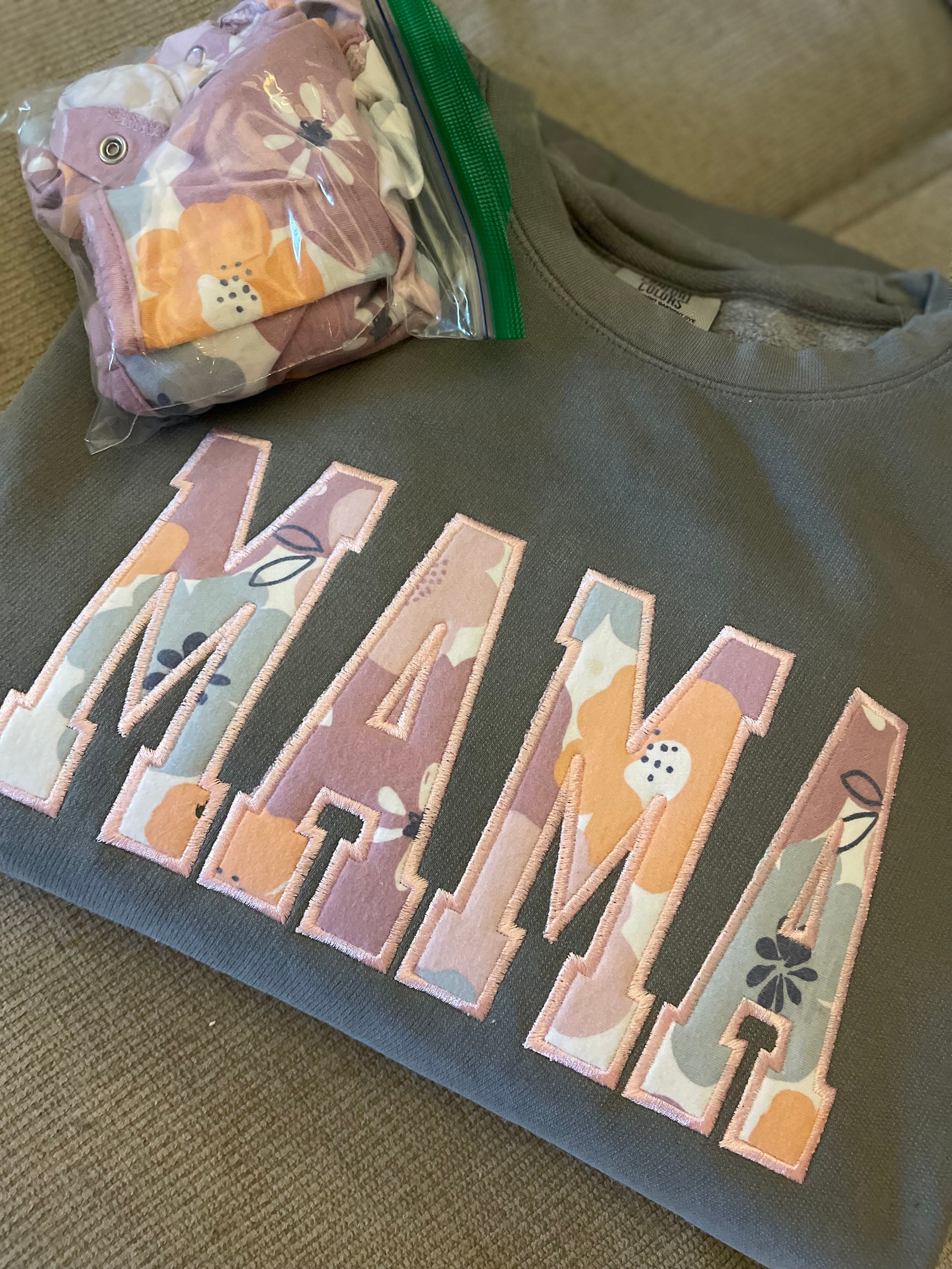 Benutzerdefinierte Mama Sweatshirt gemacht von Baby-Kleidung | Andenken Applikation Geschenk für Mama | Personalisiertes Erinnerungs-Shirt | Komfortfarben