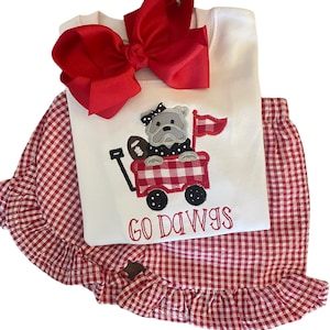 Ensemble pour fille avec appliqué bouledogue : ensemble short rouge à volants en vichy